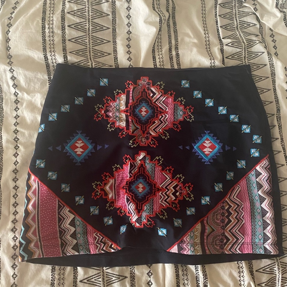 Mini skirt with embroidered patter